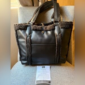 Stunning! G.I.L.I Reversible Sherpa Tote with Sherpa Pouch. Black
